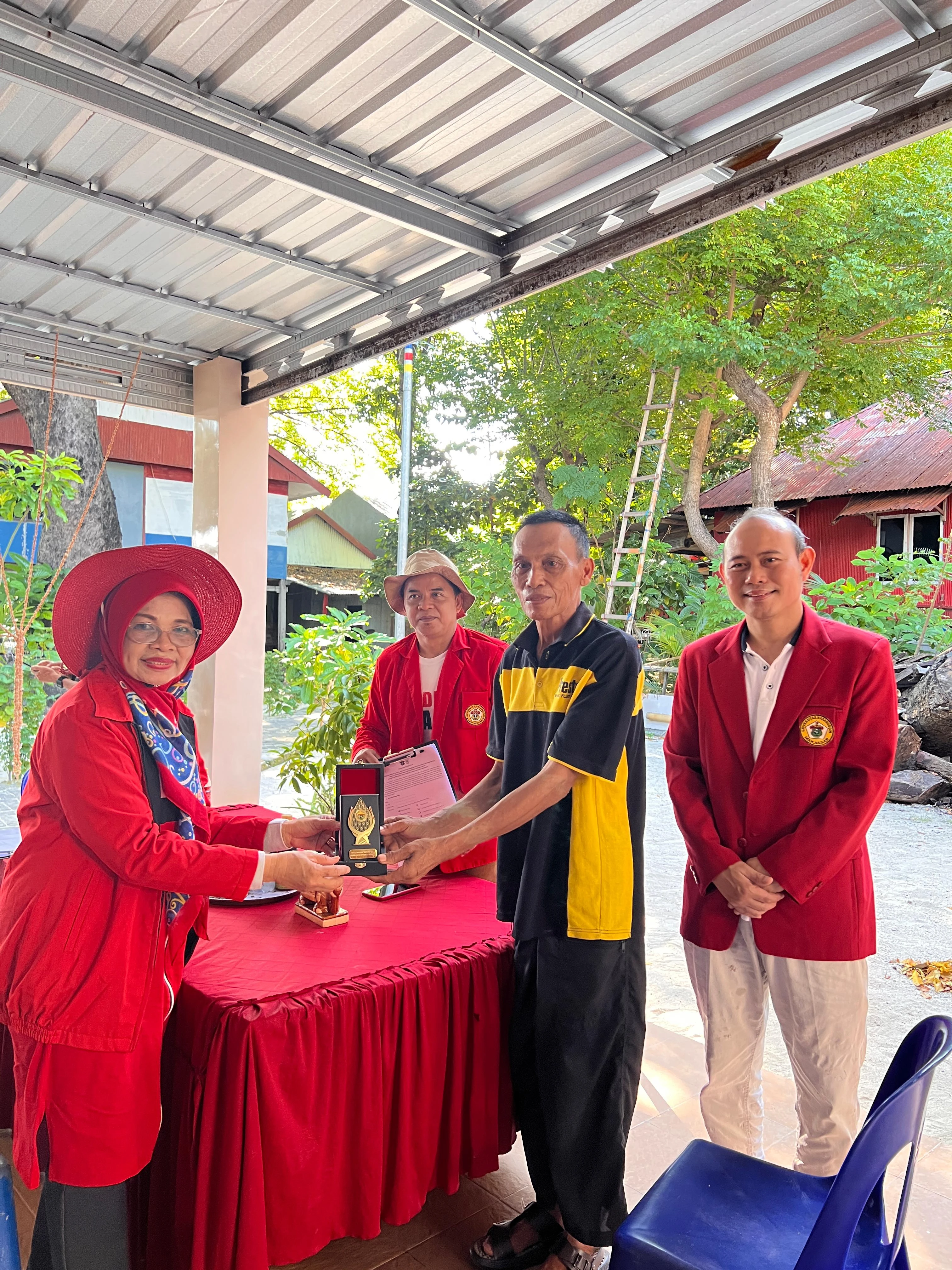 Tim riset dosen Unhas yang dipimpin Prof. Dr. Siti Haerani, SE, M.Si menyerahkan cinderamata kepada tokoh masyarakat Pulau Samalona sebagai bagian dari riset TRG tentang pengembangan UMKM di kawasan wisata. Kredit: Tim Riset Dosen Unhas.